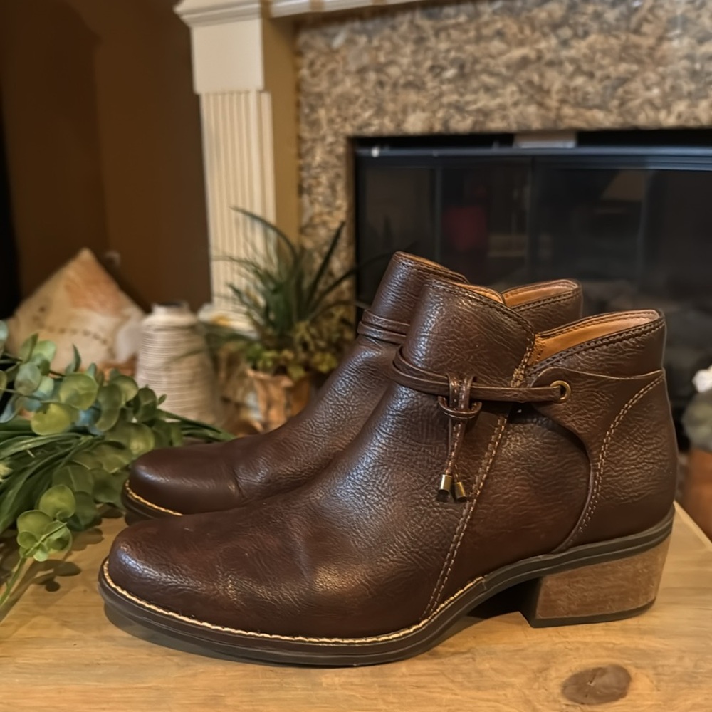 WHITE MOUNTAIN Women's Shoes Althorn Block Heel Bootie. Size 8.5M - Picture 3 of 8
